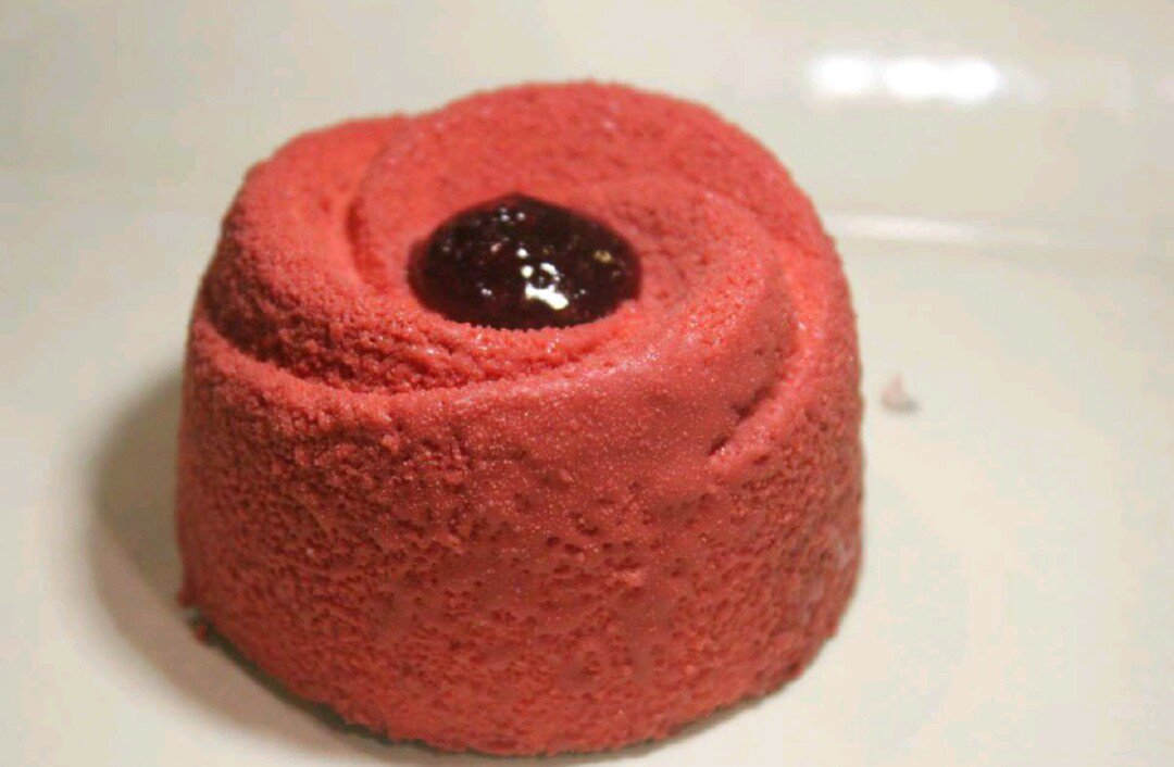 assadajd's tweet photo. Here #RollingPin fails miserably trying to imitate @Yauatcha_India #RaspberryDelice pic courtesy: prithvish ashar. https://t.co/Cr2ZggUhpQ