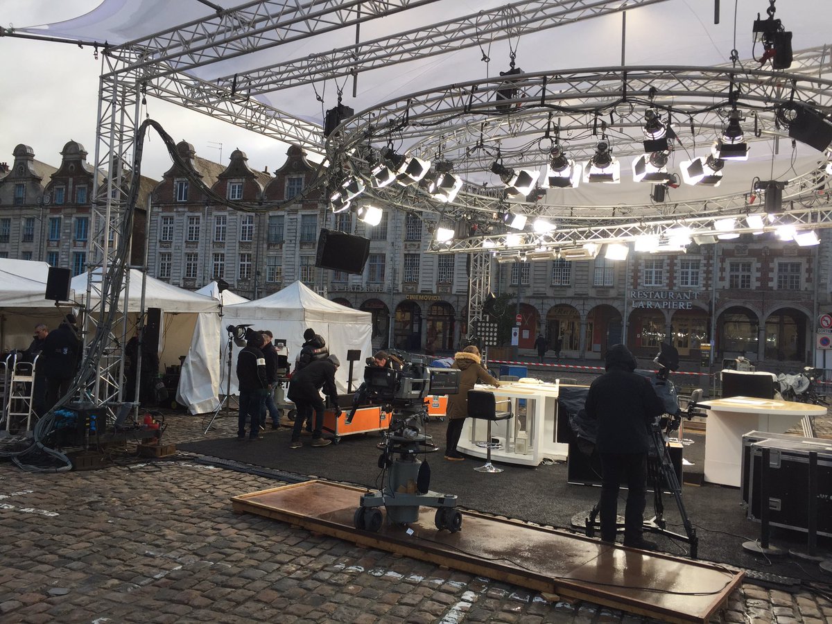 J-J : les équipes de @MidienFrance s'activent sur la Grand' Place #MidiEnFrance #Arras
