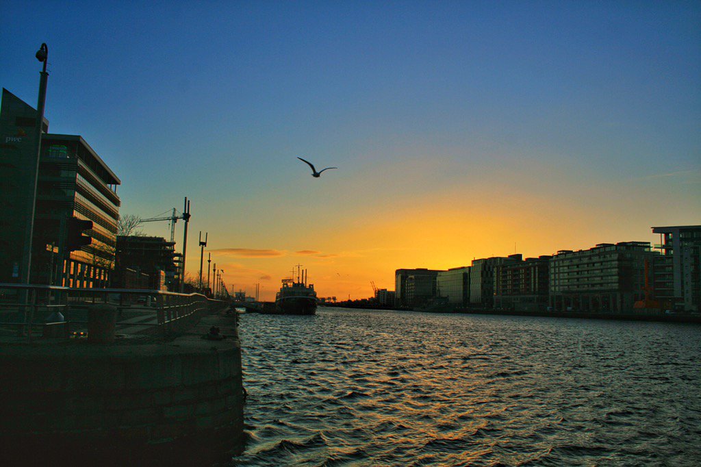 alandub10's tweet photo. Happy Monday Dublin #sunrise #dublin #ireland @TV3Ireland #tv3weather https://t.co/R2svSTAKGK