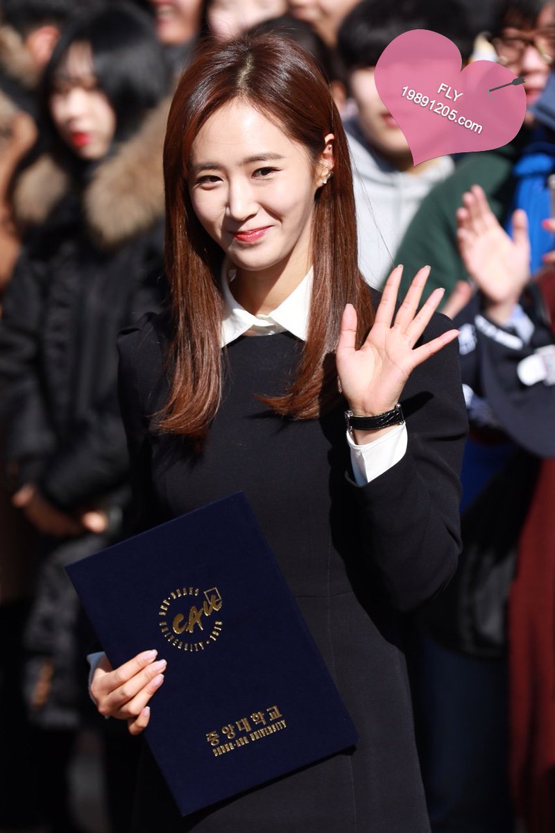 [PIC][15-02-2016]SooYoung và Yuri tham dự Lễ Tốt nghiệp của Trường Đại học Chung-Ang vào trưa nay CbPYpZxUEAA8vfo
