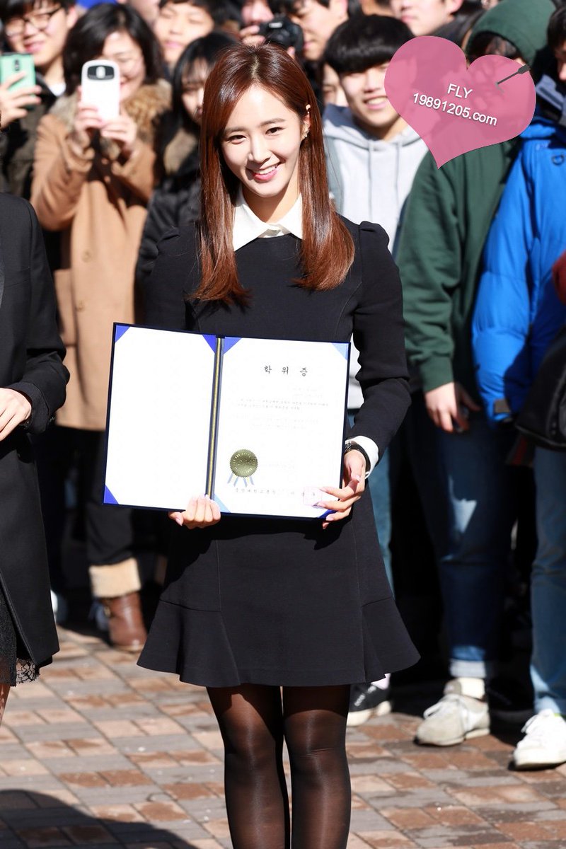[PIC][15-02-2016]SooYoung và Yuri tham dự Lễ Tốt nghiệp của Trường Đại học Chung-Ang vào trưa nay CbPYrTKVIAAEyOJ