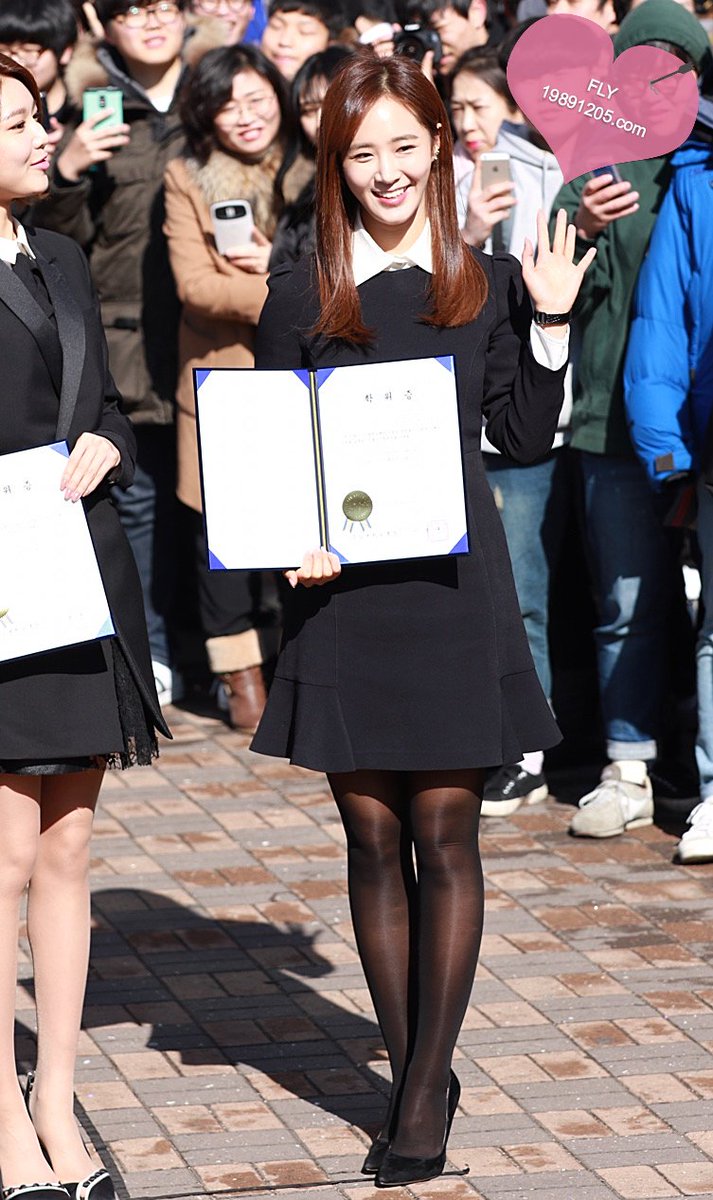 [PIC][15-02-2016]SooYoung và Yuri tham dự Lễ Tốt nghiệp của Trường Đại học Chung-Ang vào trưa nay CbPYs9BUAAAX0XH