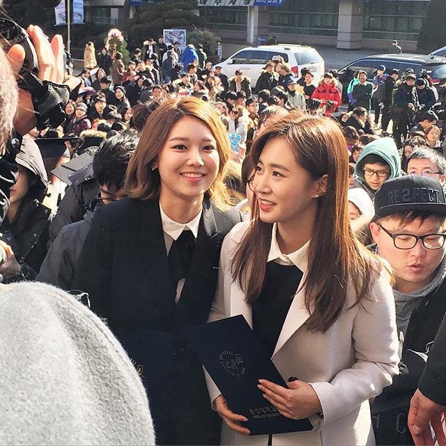 [PIC][15-02-2016]SooYoung và Yuri tham dự Lễ Tốt nghiệp của Trường Đại học Chung-Ang vào trưa nay CbPZBLiWcAA0dlQ