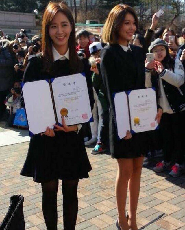 [PIC][15-02-2016]SooYoung và Yuri tham dự Lễ Tốt nghiệp của Trường Đại học Chung-Ang vào trưa nay CbPZcDzWAAAilnK