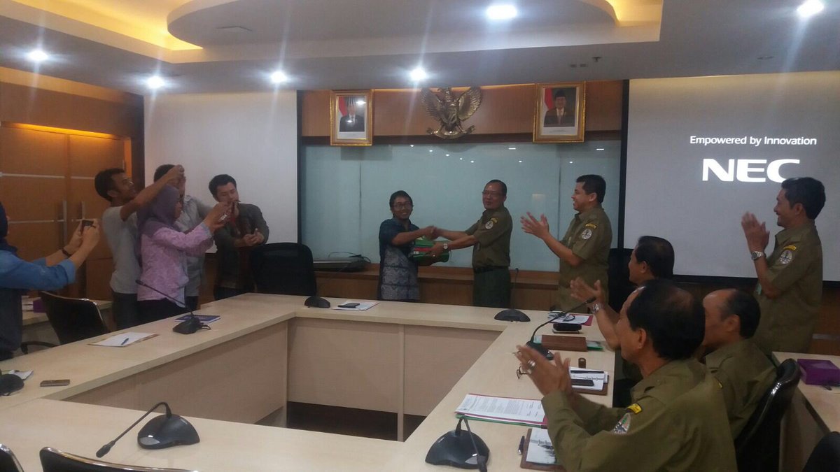 fwindonesia's tweet photo. Penyerahan dokumen sengketa dr KLHK ke FWI. Smg ini jd awal tata kelola yg baik.
#BukaInformasi u/ #stopdeforestasi https://t.co/SPGjM99hoh