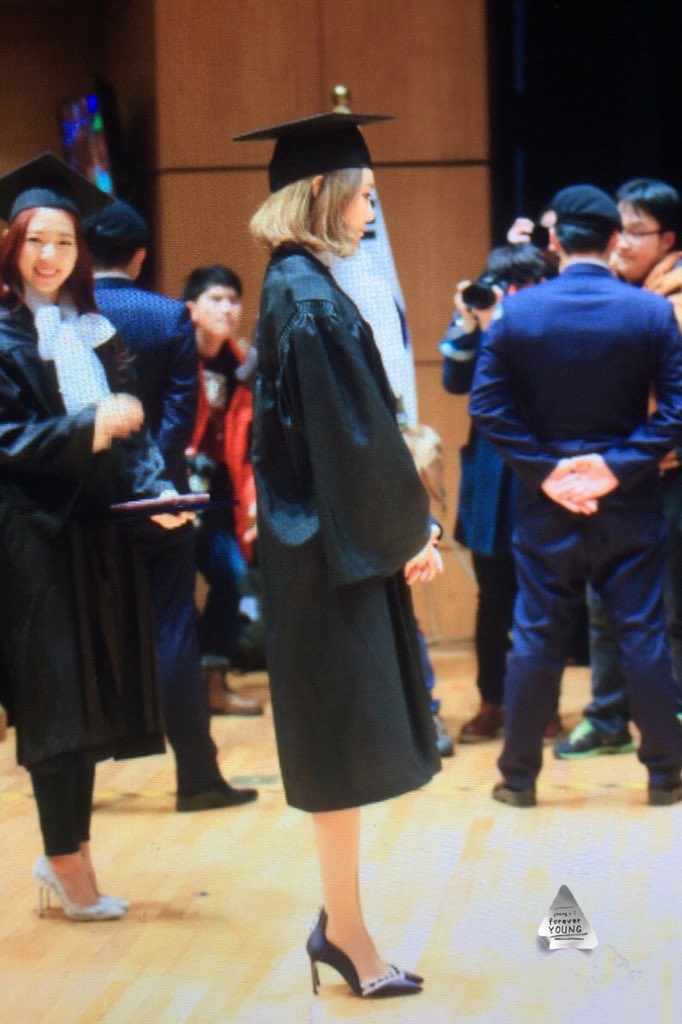 [PIC][15-02-2016]SooYoung và Yuri tham dự Lễ Tốt nghiệp của Trường Đại học Chung-Ang vào trưa nay CbPcpnsUkAU0DHT