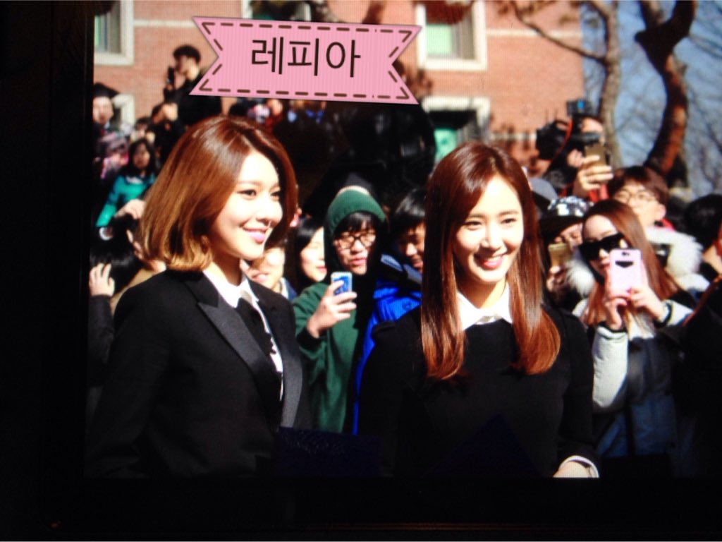 [PIC][15-02-2016]SooYoung và Yuri tham dự Lễ Tốt nghiệp của Trường Đại học Chung-Ang vào trưa nay CbPfW9XUUAAndce
