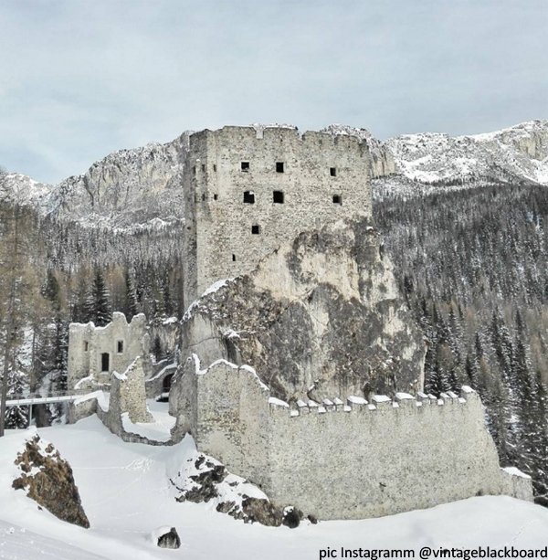 TurismoVeneto's tweet photo. Il #Castello di #Andraz, il simbolo della Valle di #Livinallongo https://t.co/uuRetQsK47 #visitveneto https://t.co/KJC12CG6mt