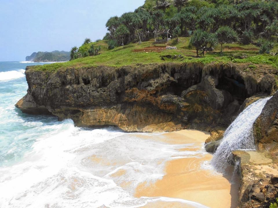 cnpcorp's tweet photo. Fenomena Unik di Pantai Banyu Tibo Pacitan https://t.co/MVuJkT11Bl https://t.co/SVsjLCWWHr