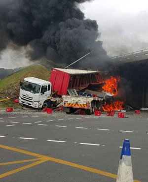 Durban crash inferno causes gridlock
bit.ly/244JNdP