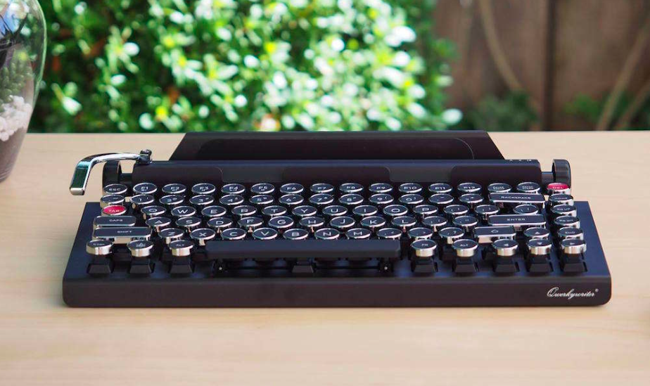 StyleCowboys's tweet photo. Coole gadget: typemachine voor je tablet. https://t.co/Do3cmjPQfZ https://t.co/OT3v6s4Flz