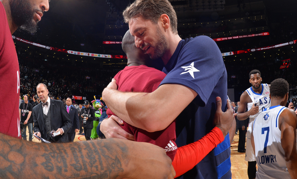 _eliatrujillo's tweet photo. Cómo me gustan estas fotos legendarias... vía @marca Feliz lunes! #loveit #NBAAllStarTO https://t.co/NnOsa7z6G3