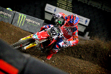 RockOilNews's tweet photo. Well done to @adam_chatfield @hondaracingmx @DT858689 for a great result at the @ArenacrossUK in Sheffield!! https://t.co/TpajKPzfLJ