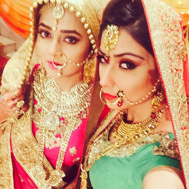 we pretty girls 😍😍😍#adorable #stylish #glamorous #kavita #Ragini #swaragini #shoot-diaries #happiness #picture