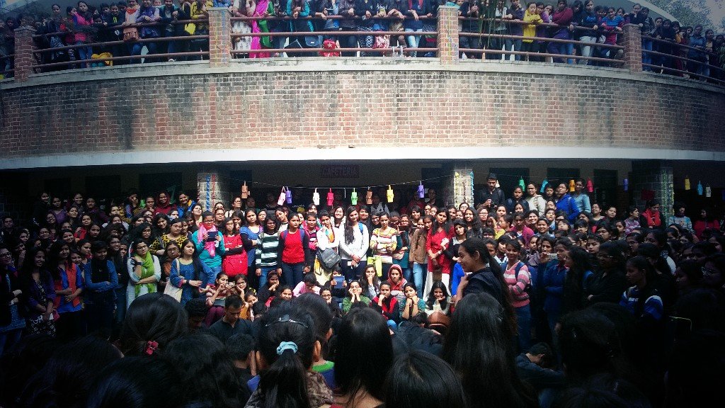 Jaisingharaghav's tweet photo. Great show #Dastak #Niceresponse at #Mirandahouse #Delhiuniversity #Dir. @ArvindGaur #Asmitatheatre #Delhi #Theatre https://t.co/a1IDpqssze