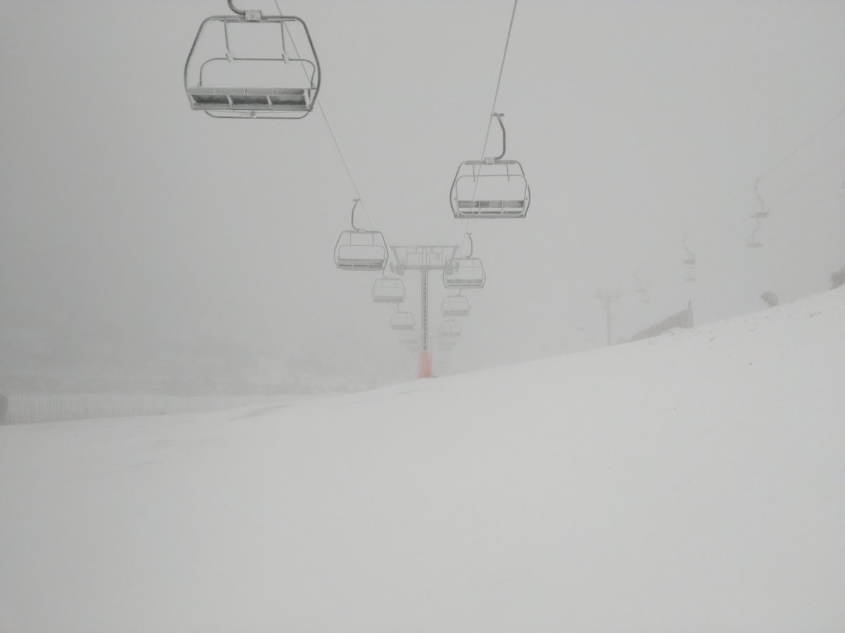 ValdesquiCotos's tweet photo. Buenos días. En las últimas horas se han acumulado 15 cm. Durante el día evaluaremos el estado de la estación. https://t.co/lT3LL0fswY