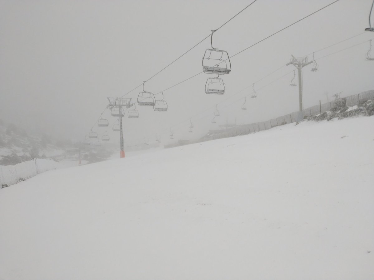 ValdesquiCotos's tweet photo. Buenos días. En las últimas horas se han acumulado 15 cm. Durante el día evaluaremos el estado de la estación. https://t.co/lT3LL0fswY