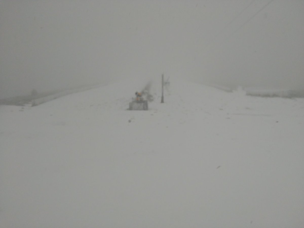 ValdesquiCotos's tweet photo. Buenos días. En las últimas horas se han acumulado 15 cm. Durante el día evaluaremos el estado de la estación. https://t.co/lT3LL0fswY