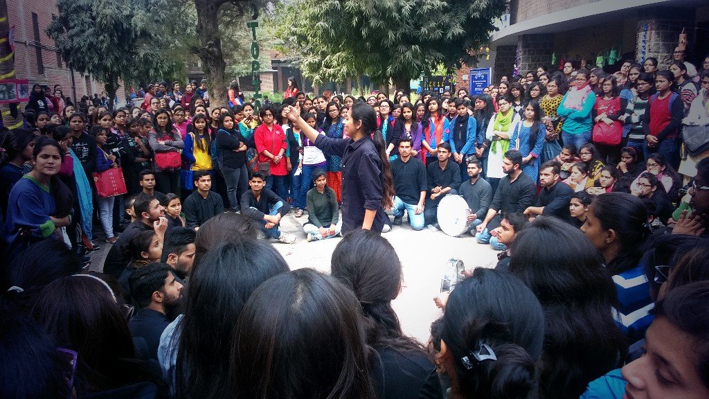 Jaisingharaghav's tweet photo. Great show #Dastak #Niceresponse at #Mirandahouse #Delhiuniversity #Dir. @ArvindGaur #Asmitatheatre #Delhi #Theatre https://t.co/a1IDpqssze