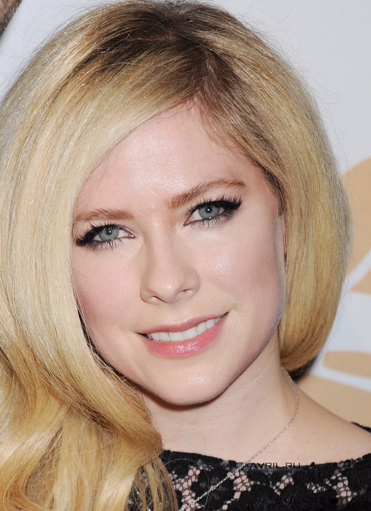thekittyavril's tweet photo. ⇝ @AvrilLavigne at Clive Davis Pre-Grammy Party! {She's so beautiful, look her smile, so cute} 💕 https://t.co/sG4lw6roJi