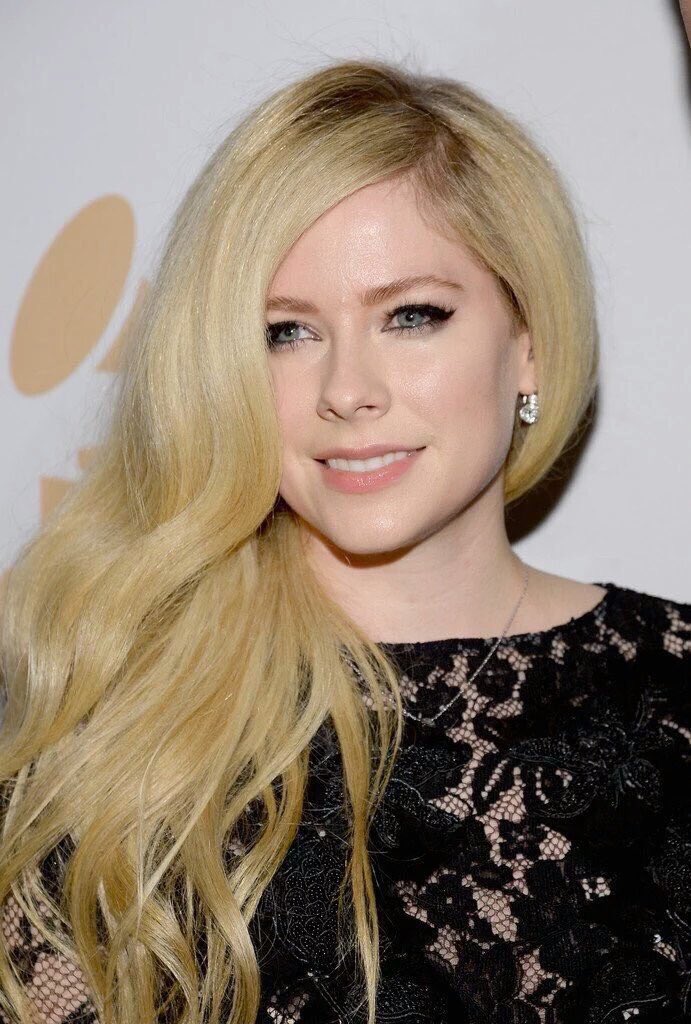 thekittyavril's tweet photo. ⇝ @AvrilLavigne at Clive Davis Pre-Grammy Party! {She's so beautiful, look her smile, so cute} 💕 https://t.co/sG4lw6roJi