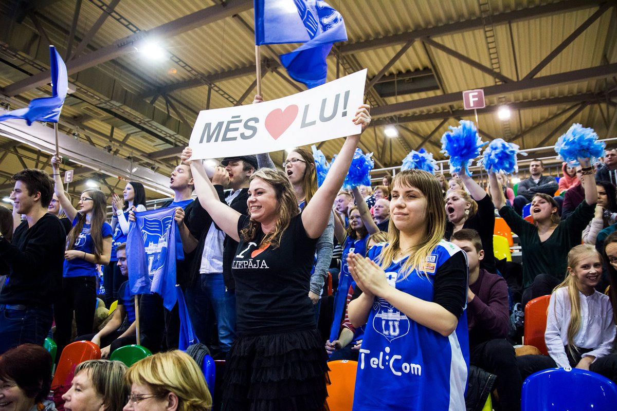 Foto: Skaļie LU fani, lidojošās karsējmeitenes un spēlējošais treneris spīd Liepājā facebook.com/media/set/?set…