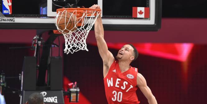 lequipe's tweet image. Stephen Curry achève le All-Star Game par un panier du milieu de terrain ! bit.ly/1mCl2Ur