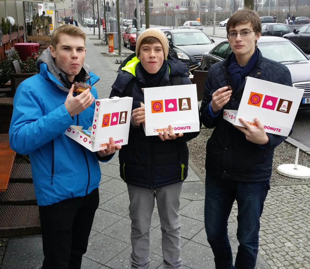 KSBHistory's tweet image. Time for a break on the @KingsBruton History Tour round Third Reich buildings. #dohnuts! #ItsFreezing #Berlin