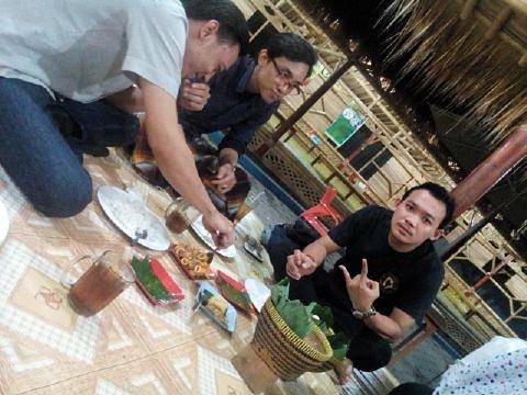 AndaAzura's tweet photo. Ziarah ke Banten with KPL ... Semoga Berkah  #KeluargaBesarPadepokanDayakPranaLewu https://t.co/t13WHKs0vL