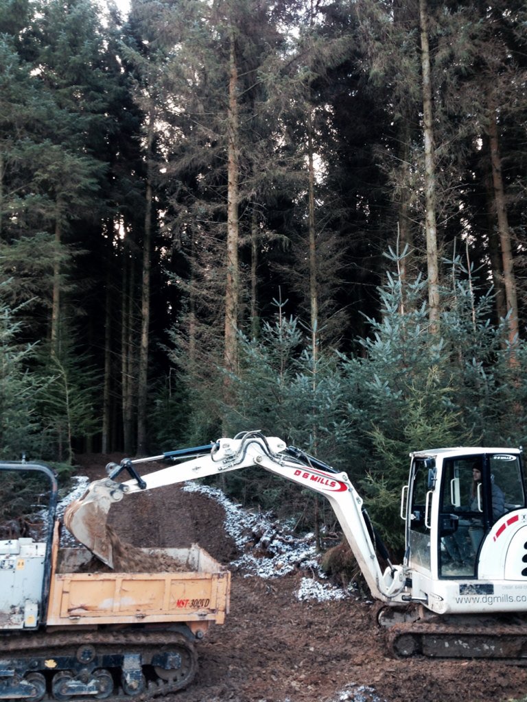 Dan_Atherton's tweet photo. @garethbrewin on the J.O.B cheers @DGMillsLtd1 https://t.co/rAzToAsXHQ