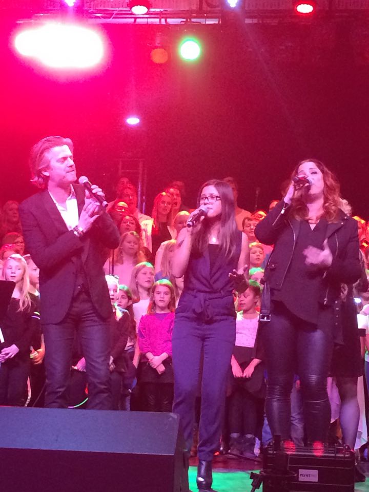 Jodie Haglund representerar #sollentunainternationalschool med #shirleyclamp och #jakobstadell #välgörenhetskonsert