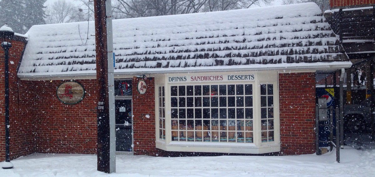 We’re taking a SNOW DAY, stay warm and safe Hoos! #UVA #snow #snowday #CLOSED