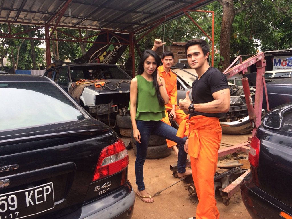 Ceritanya jadi pemilik bengkel sambil ngerangkap jadi montir ... #PanjangCeritanya 🎥🎬😂🙊✌️