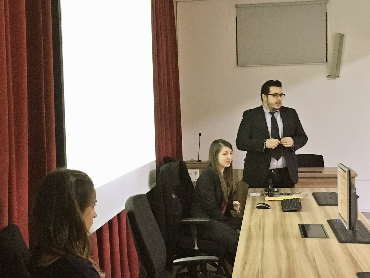 COptometricaUV's tweet photo. Segueix Borja Mayol parlant del Pàrkinson i les seues conseqüències visuals com l' estrabisme #xerradaoptometricaUV https://t.co/57yiEtWDiC