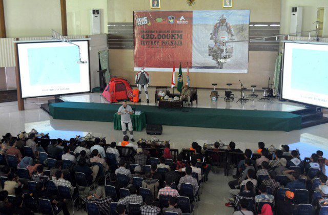 .<a href="/jjwindrider/">Jeffrey Polnaja</a> Kobarkan Semangat Pemuda Makassar
j.mp/1U2TR2w
cc: <a href="/eigeradventure/">EIGER</a>