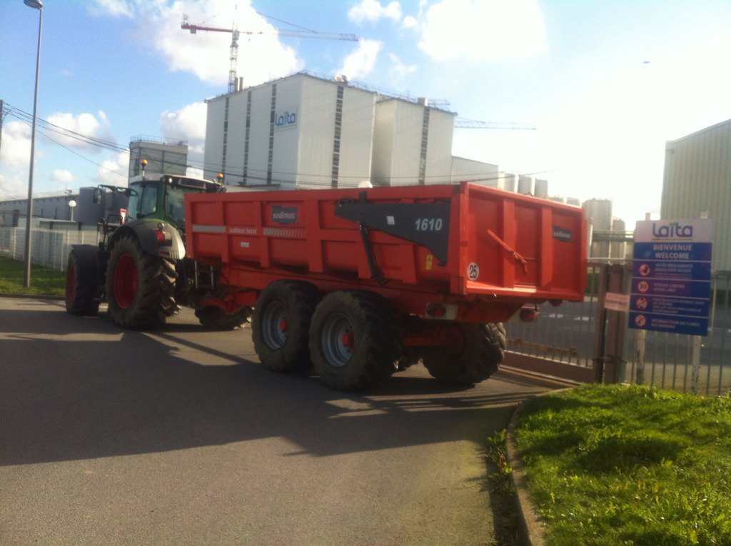 GillesLeMorvan_'s tweet photo. Laiterie #laita de #crehen bloquée par des agriculteurs depuis ce matin. "Pour un prix rémunérateur." https://t.co/EeOdIotHXc