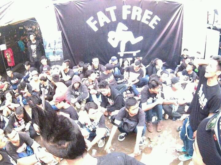 Duduk tertib 😀 #hellptint #weareskatepunkers #fatfreecty #boothwars #enjoy