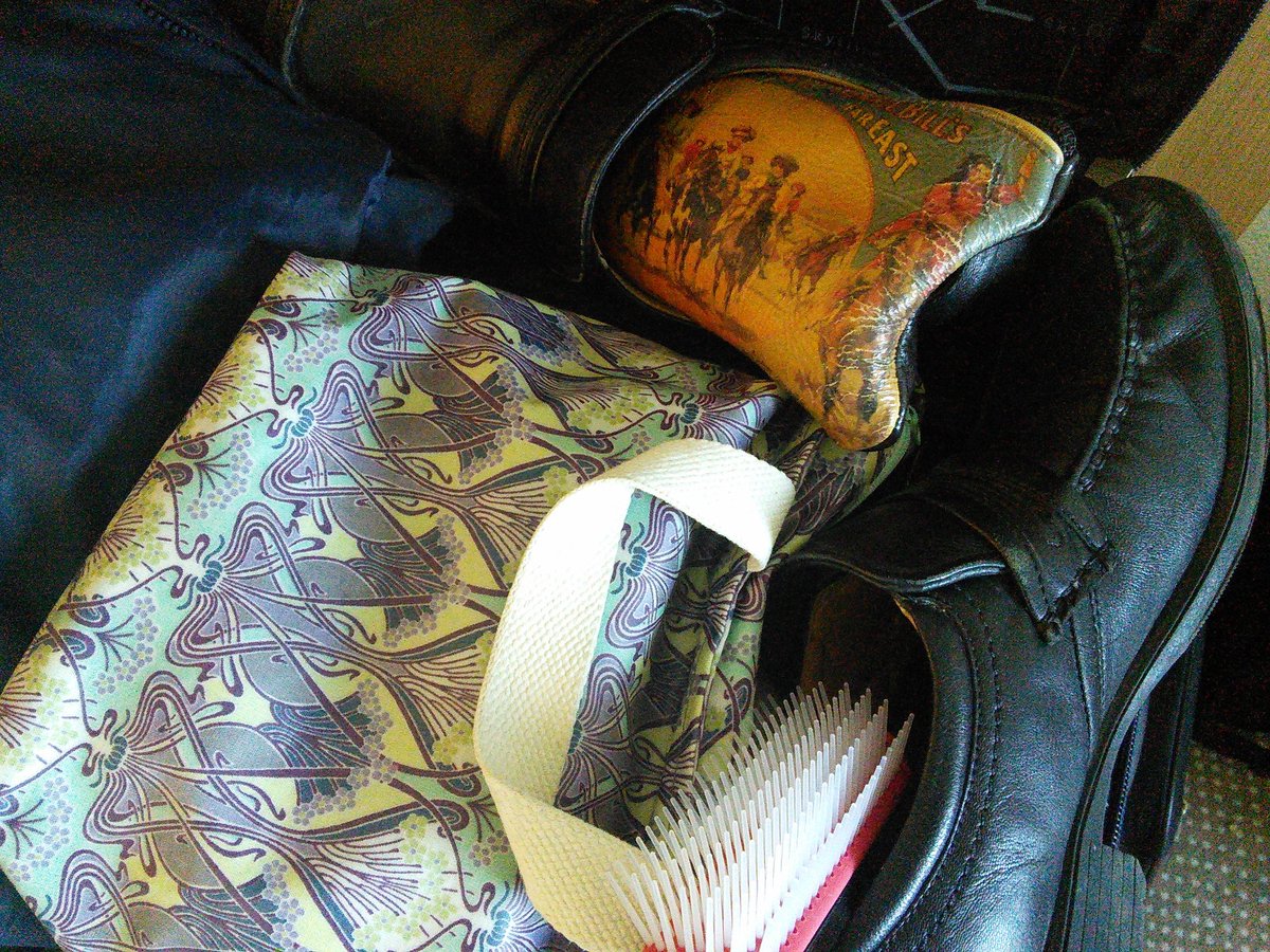 lauradavies24's tweet image. #packinghack #travelhack *must remember to remind OH abt hairbrush in his shoe*