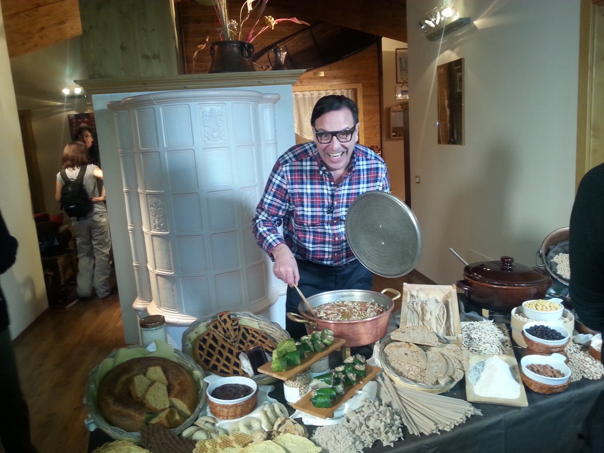 YourAbruzzo's tweet image. Sabato 20 h.14 tutti davanti alla TV, c'è l'#abruzzo su @RaiTv su Linea Bianca #ovindoli goo.gl/wovJ1l :)