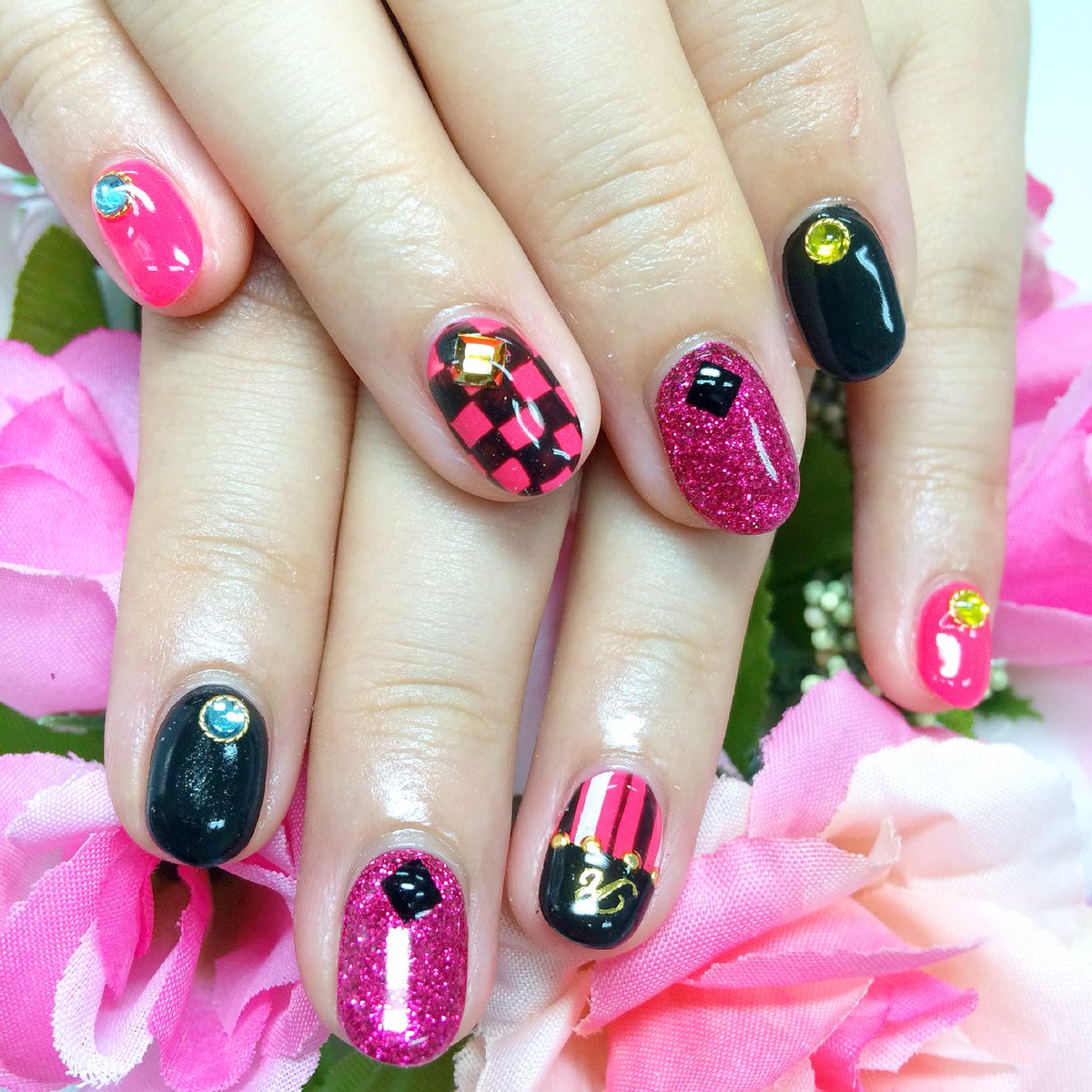 Nail Salon Muah モチーフネイル お客様オーダー Dynamic Chord 香椎玲音 レヴァフェカラーのピンク 黒でキラキラに 玲音くんの瞳の色のストーンとkingをイメージして王冠を ご来店ありがとうございました T Co Pxatu3dfpb