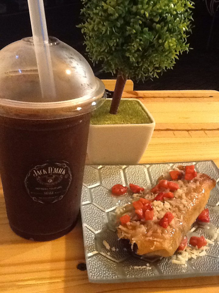 menikmati senja dengan segelas ChocoBan+piscok meleleh. manjakan lidahmu setelah seharian beraktivitas . only 8K-10K