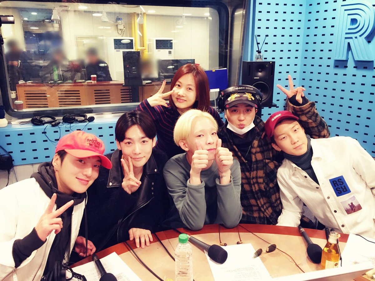 lovegame1077's tweet photo. 드디어 위너 만난 소현DJ 눈에는 
하트가 뿅뿅ㅋ😍
위너, 다음에 또 러브게임 와쥬^-^♡ https://t.co/QIVqDgiN22