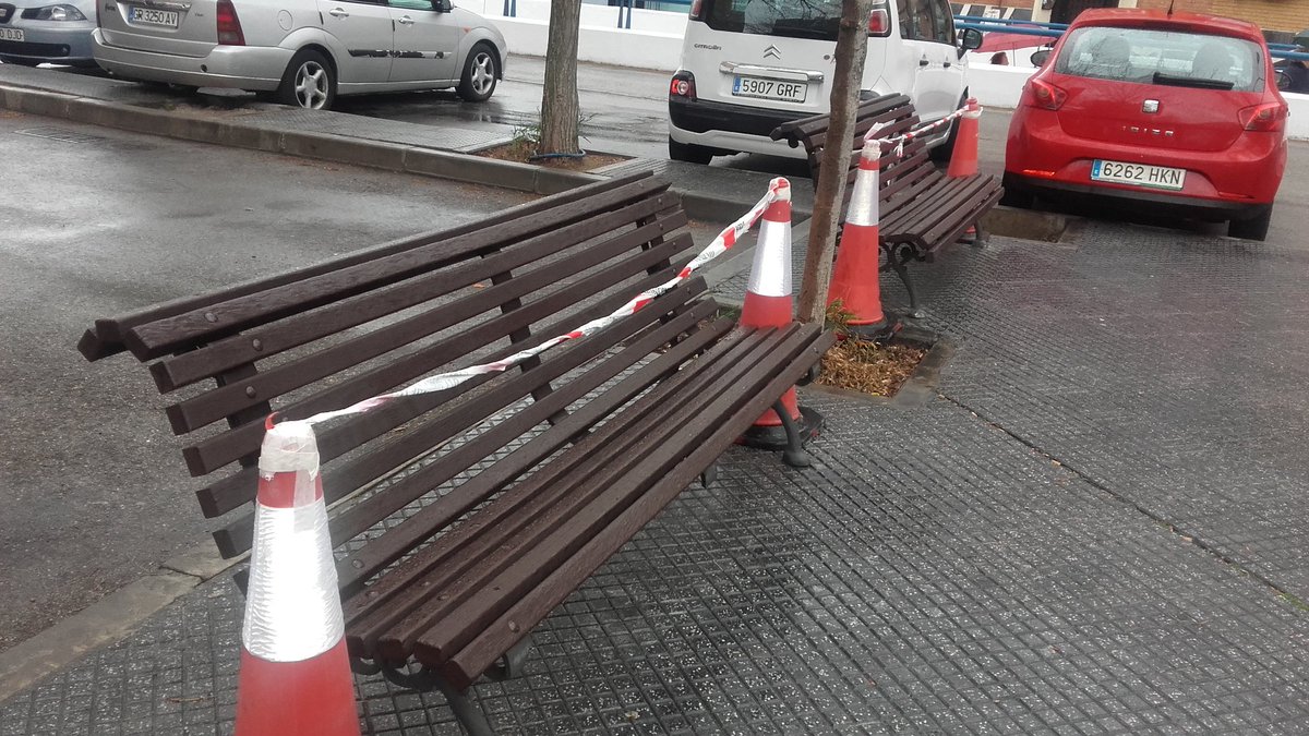 aviles_serna's tweet photo. @AH24_48h vergonzoso pintan bancos y las pistas no las arreglan!!! Van dos meses ya !un saludo https://t.co/lKEWcd2XhJ
