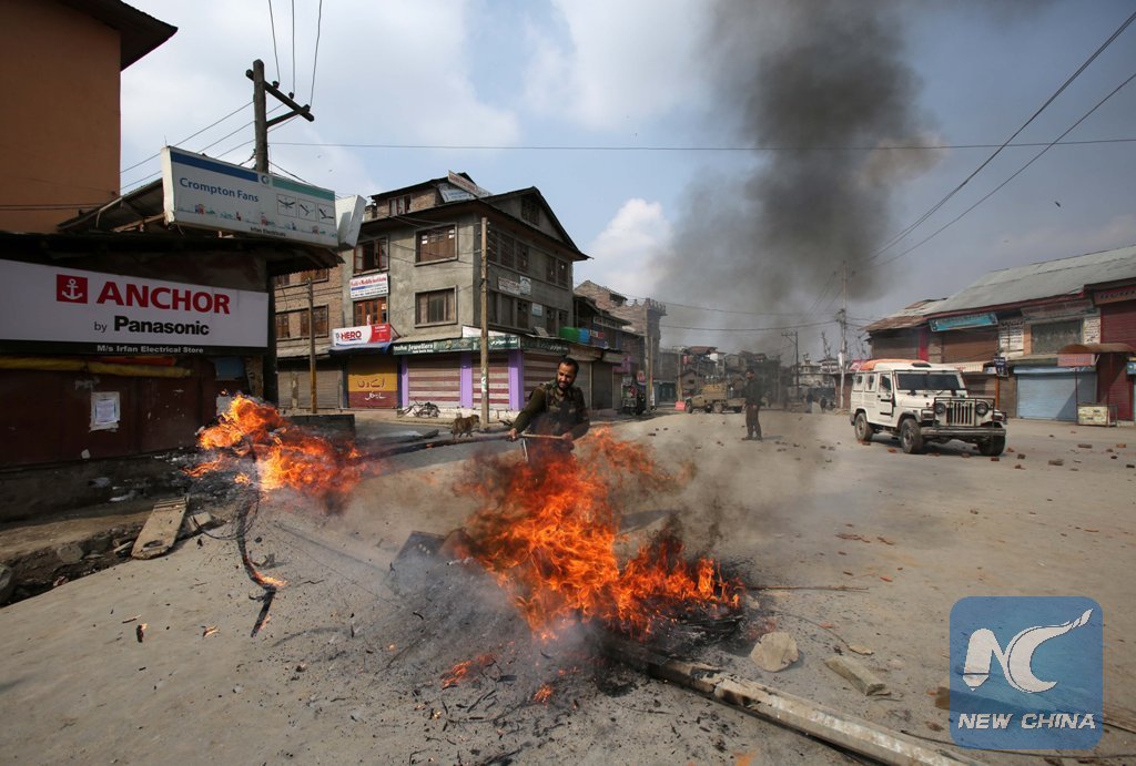 XHNews's tweet photo. Curfew imposed in Indian-controlled Kashmir after protests over civilian deaths https://t.co/jFFpNSscG5 https://t.co/DjgdojRxDT