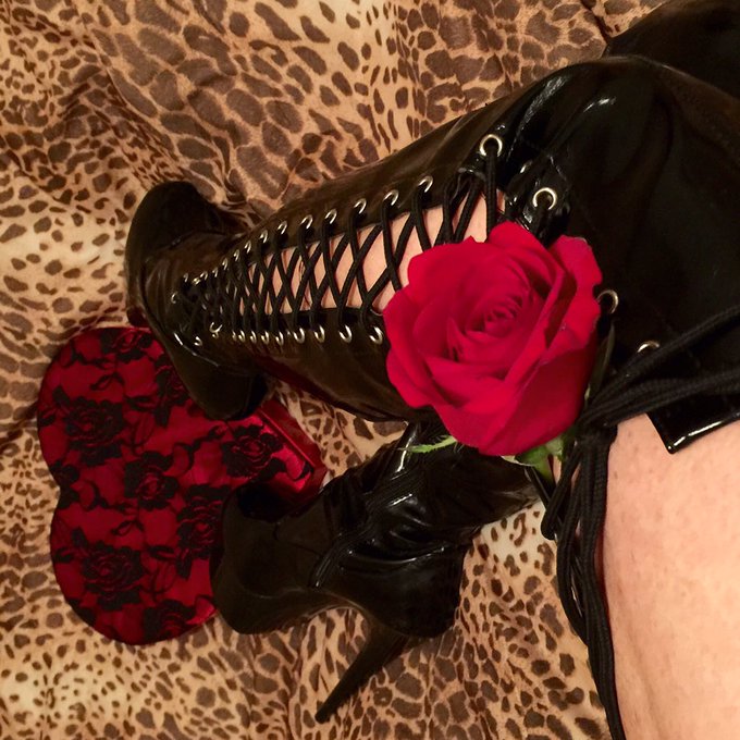 #mondaymotivation Burn off that #Valentines candy with some #Shoeporn #eyecandy 🌹👠❤️💋 https://t.co/L<a href="/tag/mondaymotivation"class="tags">#mondaymotivation</a><a href="/tag/valentines"class="tags">#Valentines</a><a href="/tag/eyecandy"class="tags"><span>#eyecandy</span></a><a href="/tag/shoeporn"class="tags"><span>#shoeporn</span></a>
