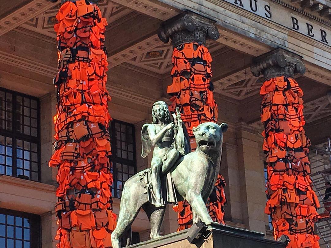 TheArtNewspaper's tweet image. Ai Weiwei wraps Berlin landmark in lifejackets in memory of drowned refugees @aiww ow.ly/YkKlL
