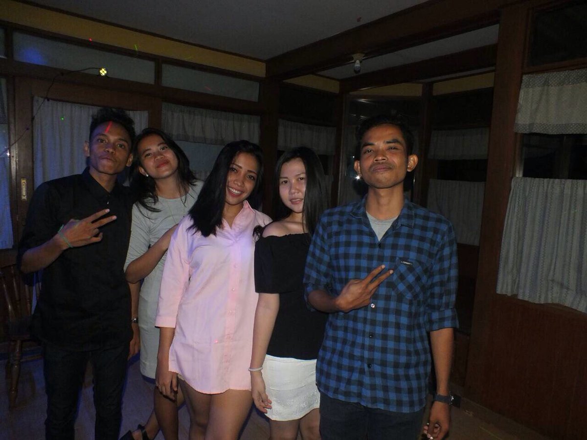 Vierhan03's tweet photo. latepost .. kayaknya.. 😁😁😁🎧🎉 https://t.co/iRC93W3lrM