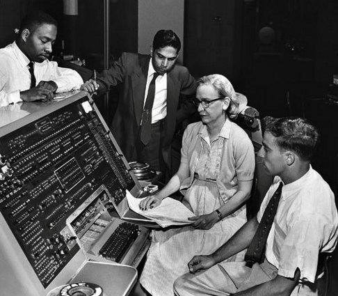 JeanetteFFox's tweet image. #WomenInSTEM-AdmiralGraceHopper-1of1st #FemaleProgrammers,1st woman to graduateYale w/ PhD in math,1st woman Admiral