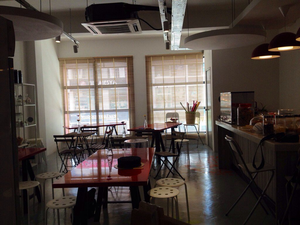 adlinmazlan's tweet photo. Nak ponteng kelas tu elok la dtg Cafe butik Cakes&amp;occasion padang jawa. Kek buah sepotong, kopi secawan. #supportmak https://t.co/gLc2HXCVZT