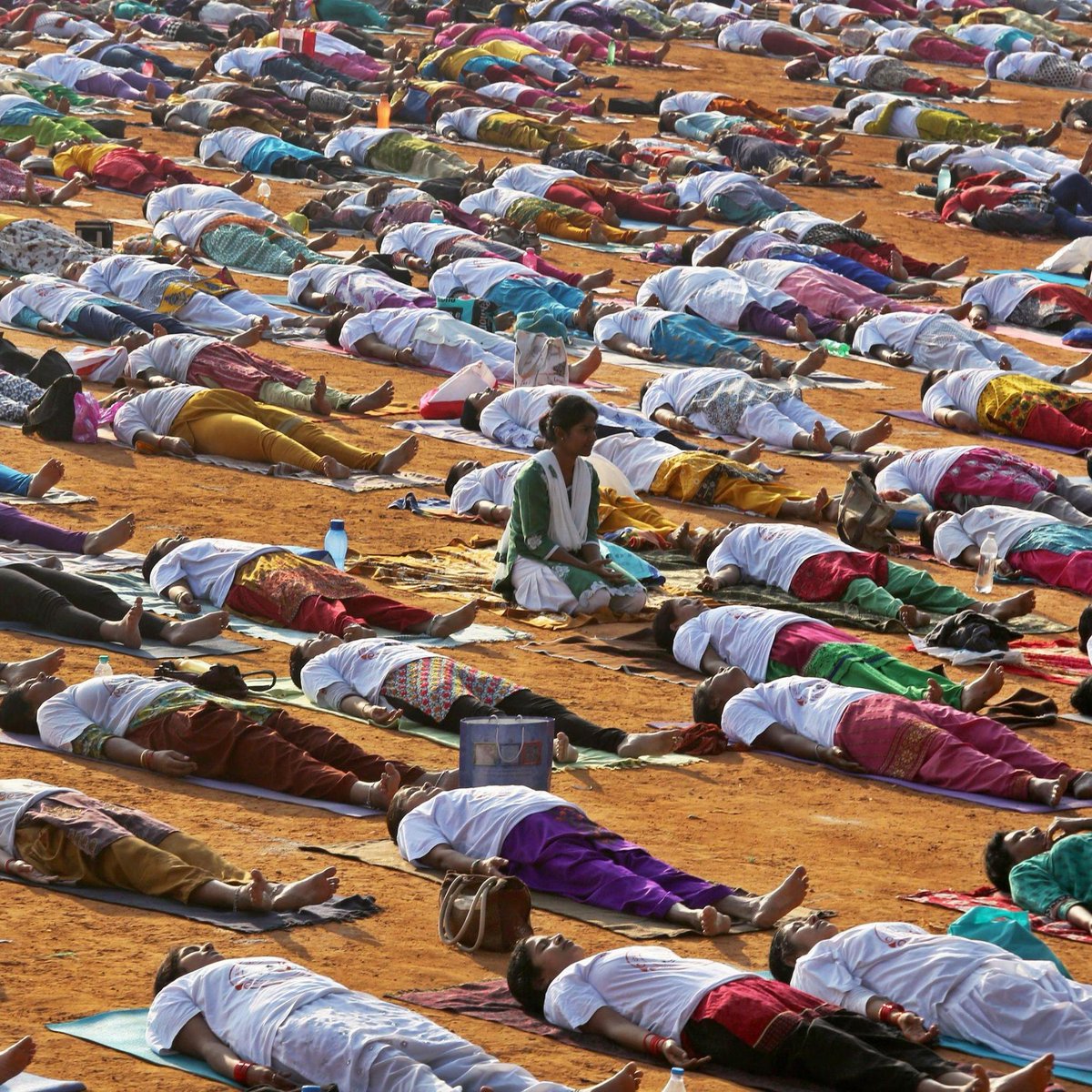 Agenzia_Ansa's tweet photo. LE #FOTO ANSA #Yoga di gruppo a #Bangalore, #India #health #happeness #spirit #life #art https://t.co/5u8NKoUuZW